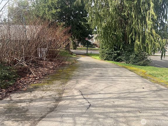 4th image of 110 S Oyster Bay Avenue