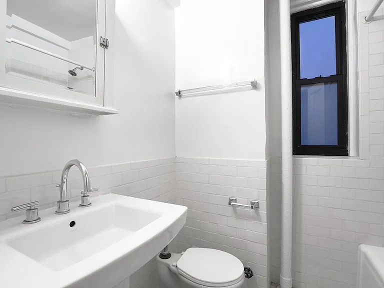 433 W 21st St #2F — Photo 7