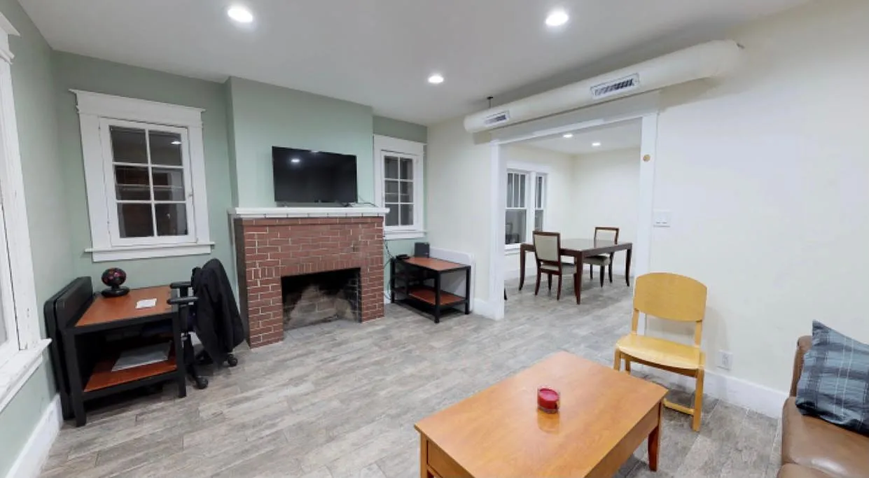 4 bed, 4140 sqft, $2,600 — Photo 2