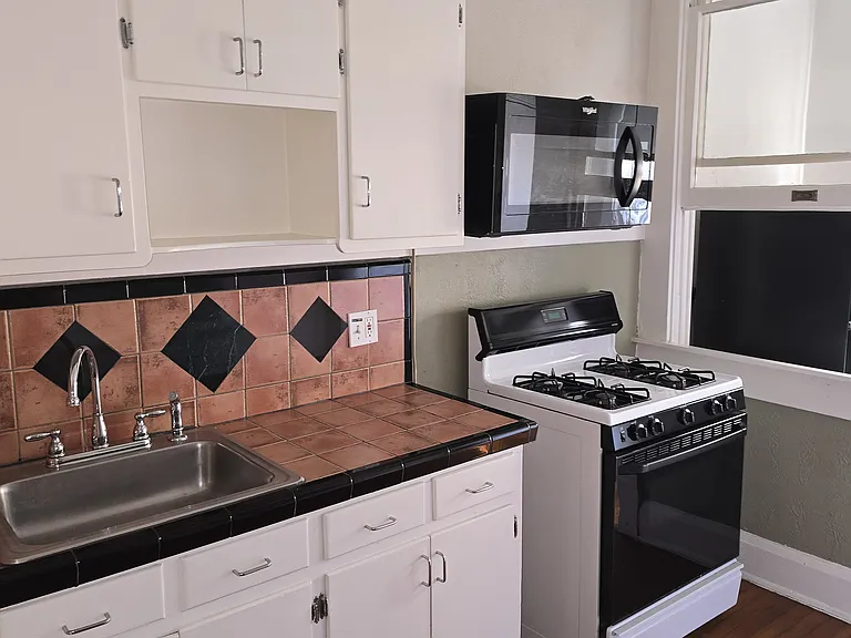 802 McGowen St #11 — Photo 9