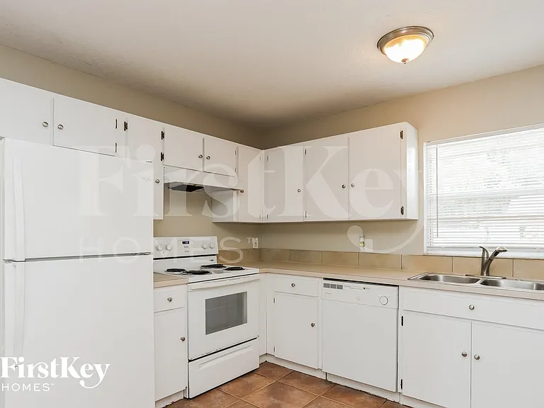 1210 E Palifox St — Photo 4