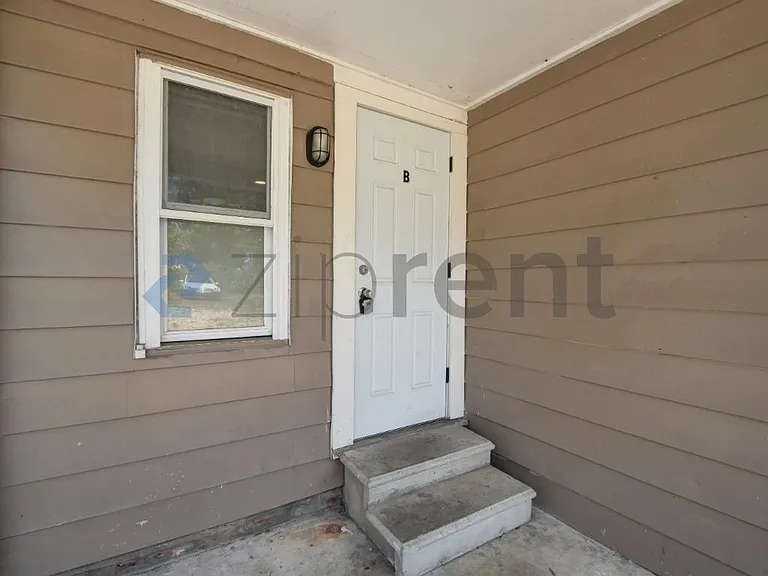 914 23rd St W #B — Photo 2