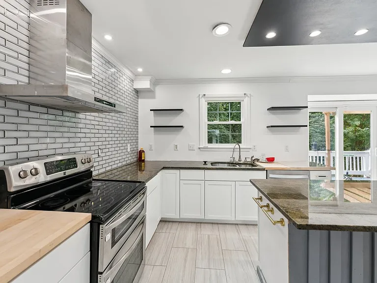 8403 Silverdale Ct — Photo 14