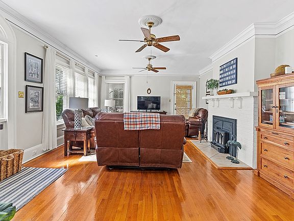 5th image of 305 Durst Ave W
