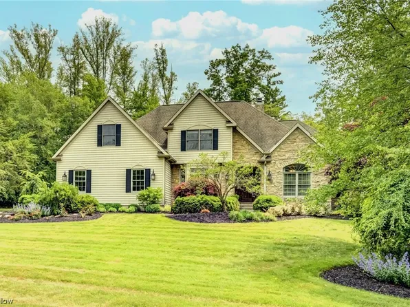 17390 Tall Tree Trl, Chagrin Falls, OH 44023