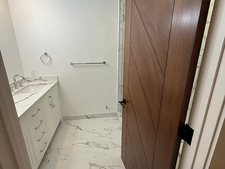 Primary bathroom w/ 2 sinks