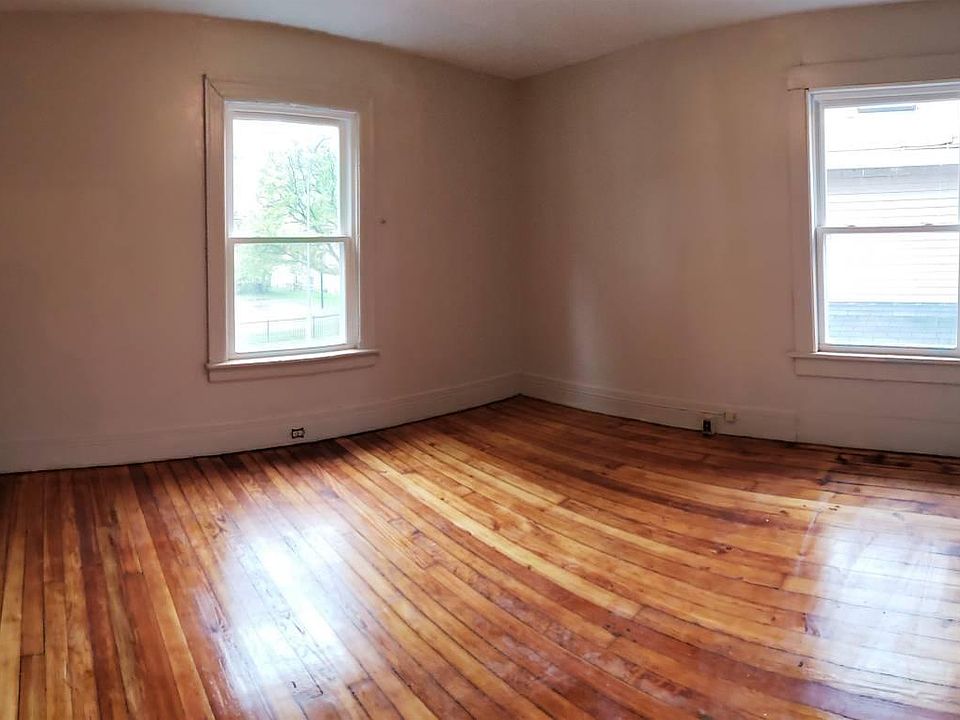 2nd image of 144 Alexander St #2