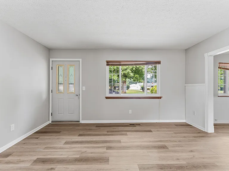 7365 Chennault Dr — Photo 4