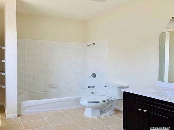 5th image of 46 Islip Ave #304