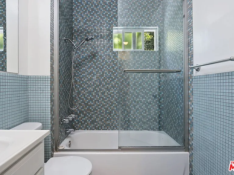 2519 S Bentley Ave — Photo 16