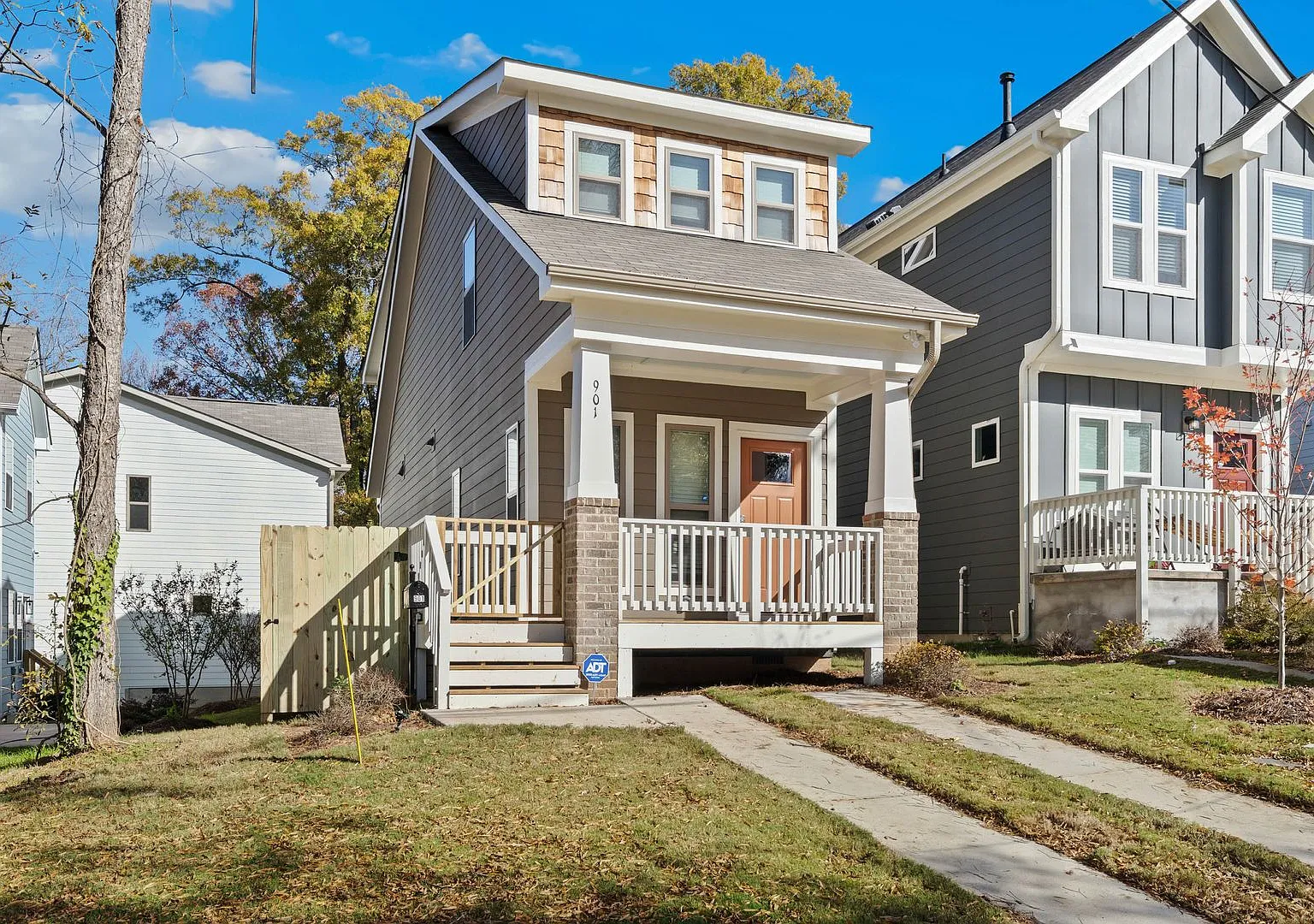 New Furnished 2 Bed/2.5 bath lease only close to downtown, all utilities included! — Photo 1