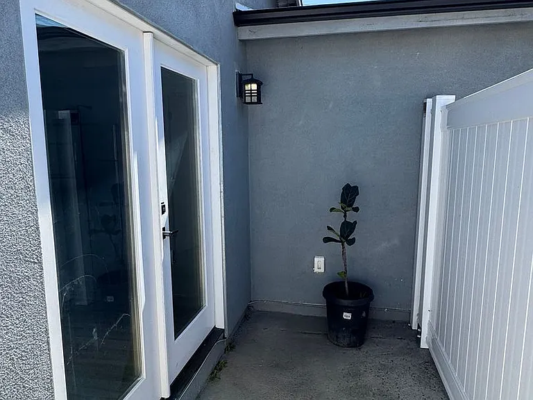 !! Move-In Special !! Cozy Carson Back House With Skylights & Washer/Dryer — Photo 23
