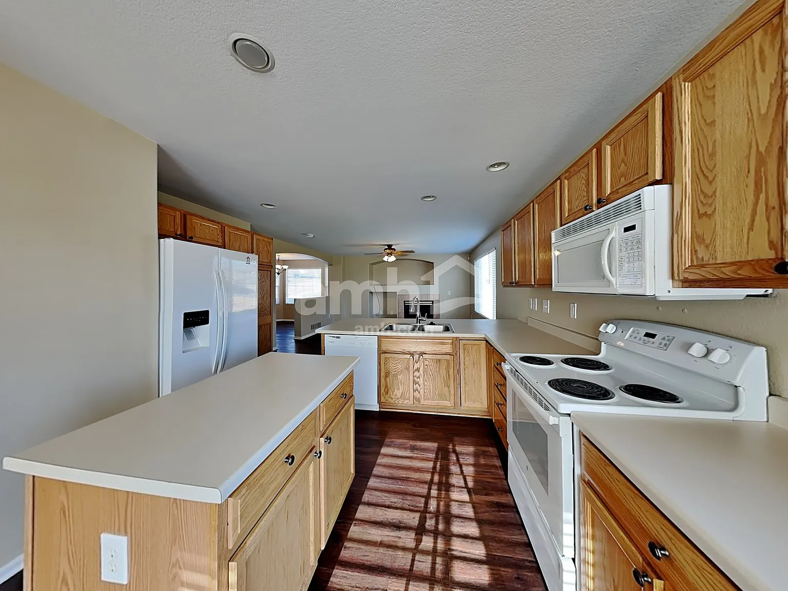 3 bed, 2.5 bath, 2127 sqft, $2,995 — Photo 3