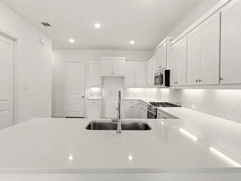 1318 Marsh Ln — Photo 10