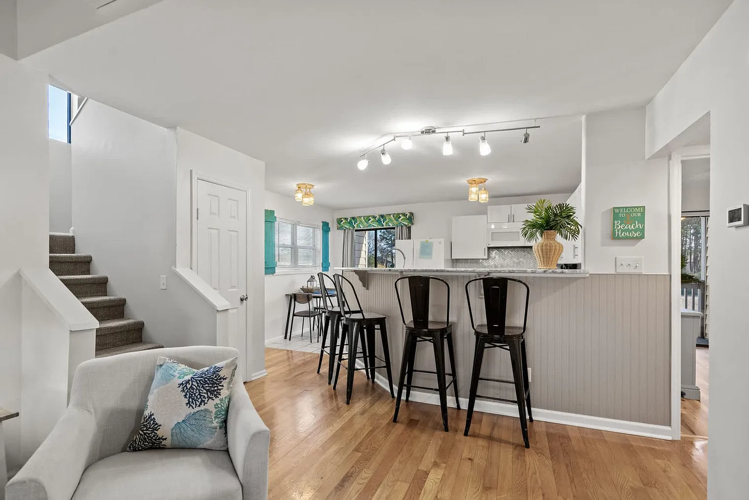 4 bed, 3.0 bath, 1496 sqft, $5,069 — Photo 4