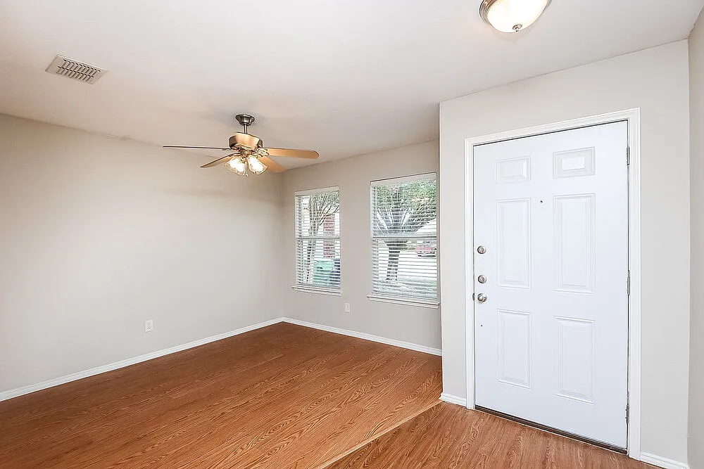 3 bed, 2.0 bath, 1477 sqft, $2,040 — Photo 3