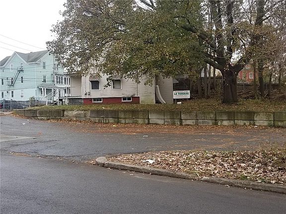 5th image of 690 Lonsdale Ave