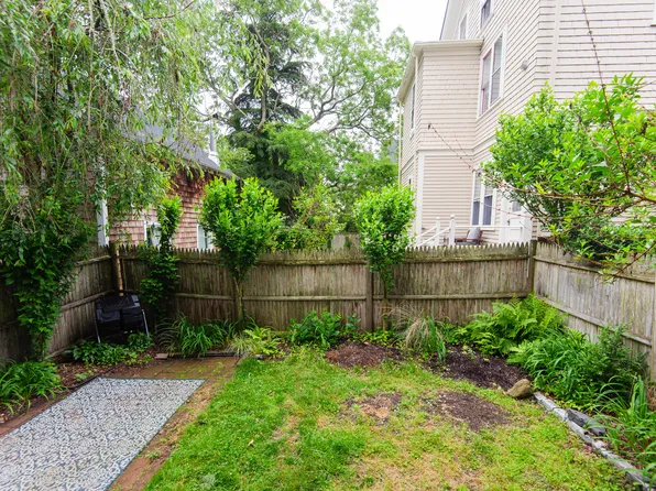 12 Maitland Ct, Newport, RI 02840