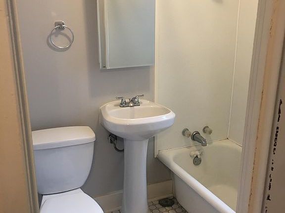 4th image of 2732 Charlotte St APT 201