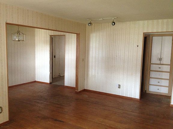 2nd image of 821 SW 52nd St