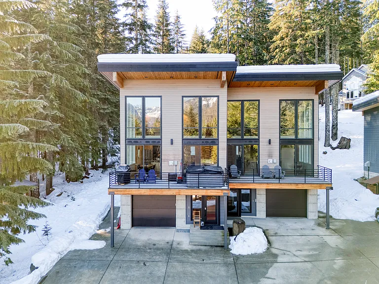 340 Snoqualmie Dr — Photo 1
