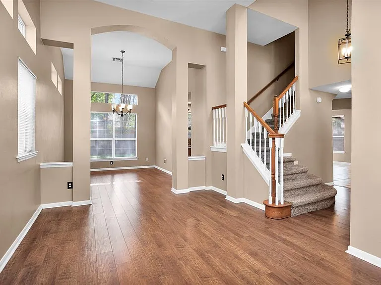 111 S Winterport Cir — Photo 3