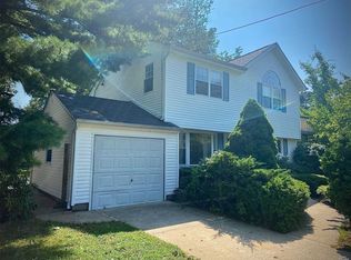 60 Alinda Ave, West Islip, NY 11795