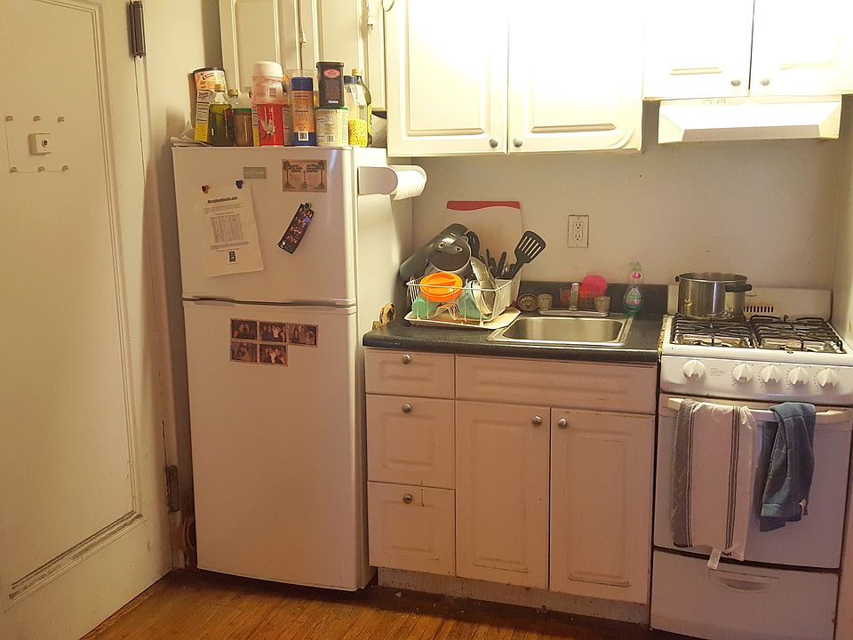 2nd image of 26 W 96th St APT 4F