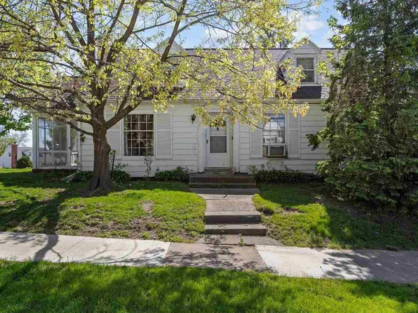 1399 Elmhurst Dr NE, Cedar Rapids, IA 52402
