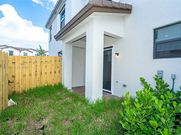 270 SW 159th Pl — Photo 8