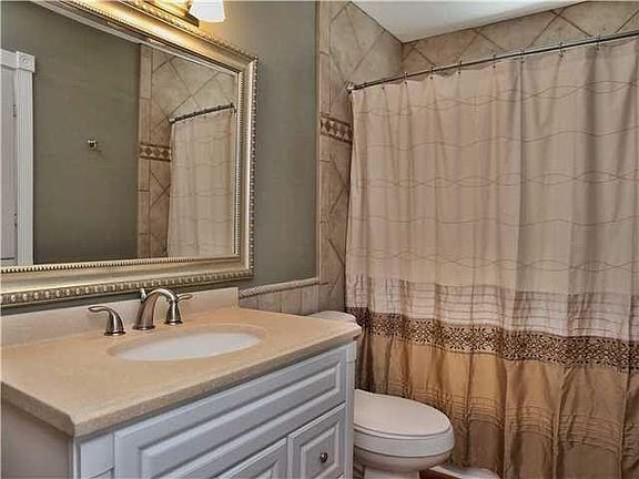 3rd image of 208 N Brushy St