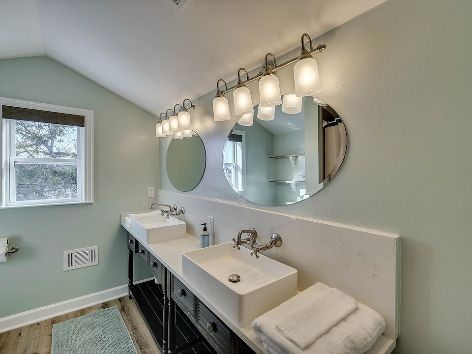 Upstairs full bathroom