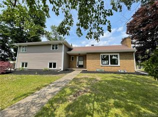 1 Pickthorn Dr, Batavia, NY 14020