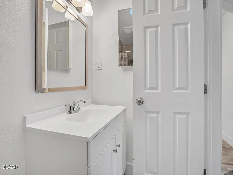 450 Lambert Ave — Photo 27
