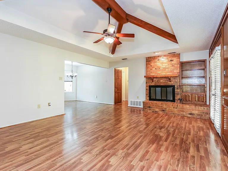 700 Sandy Trl — Photo 4