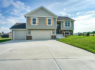 57 Rock Creek Ter, Smithville, MO 64089