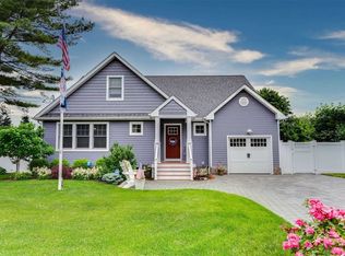 92 Lenore Ln, Farmingville, NY 11738