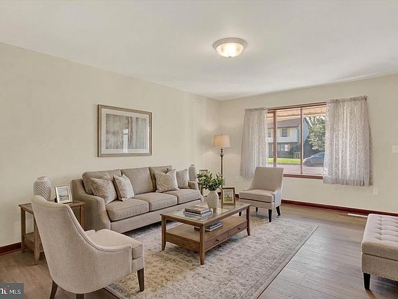 3rd image of 320 Regent Rd