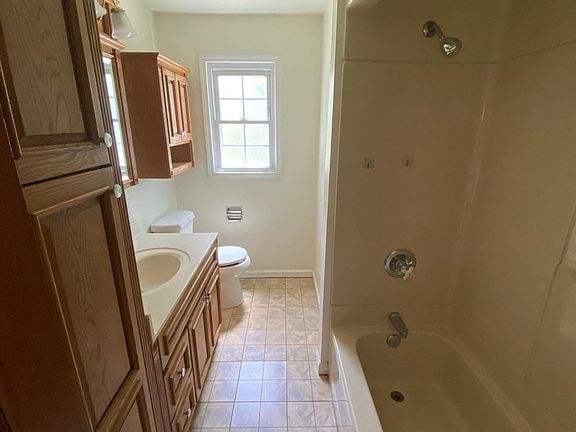4th image of 404 Brackett St