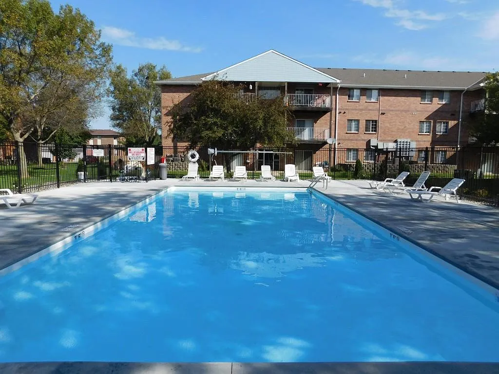 Embassy Park Apartments — Photo 2