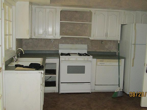 4th image of 2621 S Main St