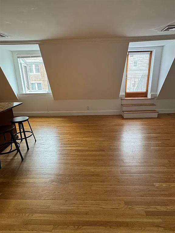 3 bed, 2.0 bath, 1600 sqft, $4,200 — Photo 2