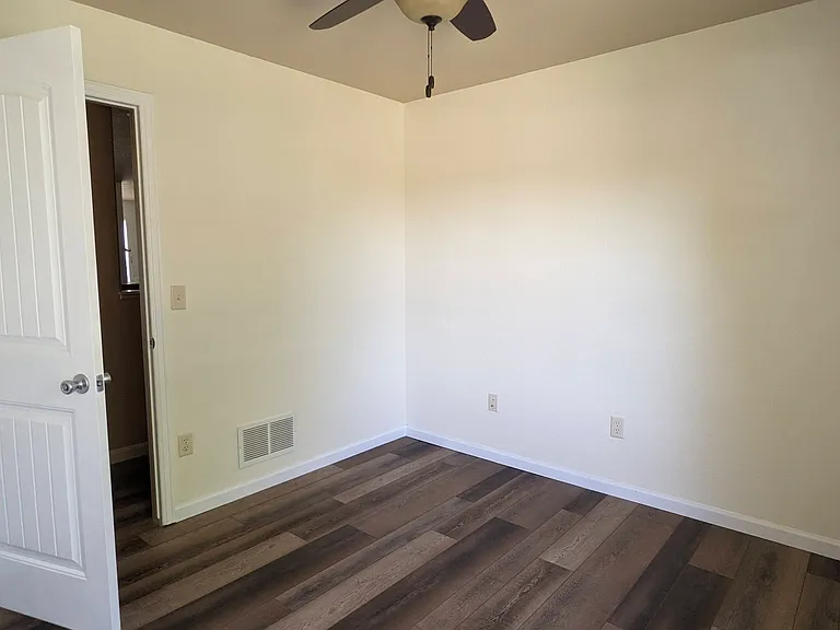 10x10 bedroom/office