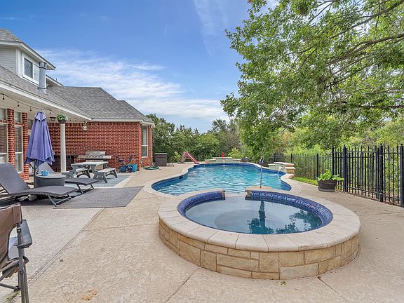 4th image of 333 Coach House Cir