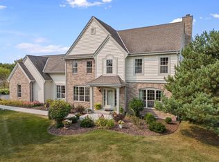 7575 W Highland Ridge Dr, Mequon, WI 53092