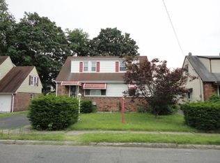32 Graham Ter, Rochelle Park, NJ 07662