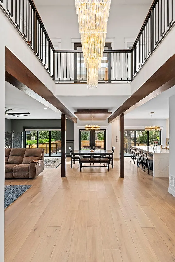 Luxury 6BD, 7BA Hilltop Home with Walk-Out Basement — Photo 4