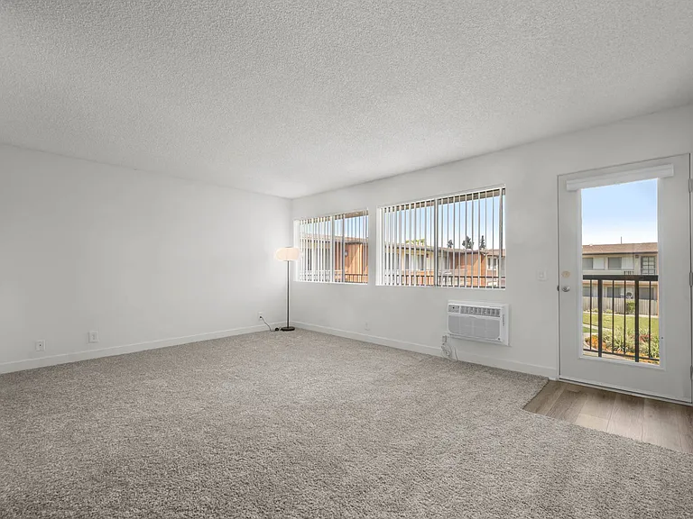 Sunset Square Apartments — Photo 32
