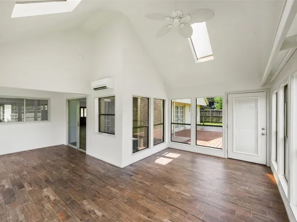 248 E Castle Harbour Dr, Friendswood, TX 77546