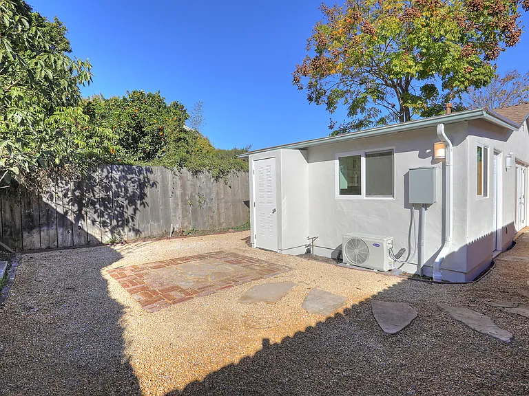 826 Alberta Ave — Photo 4